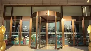 باب دوار أوتوماتيك للمداخل الواسعة (3 أو 4 درفات زجاج دوارة)